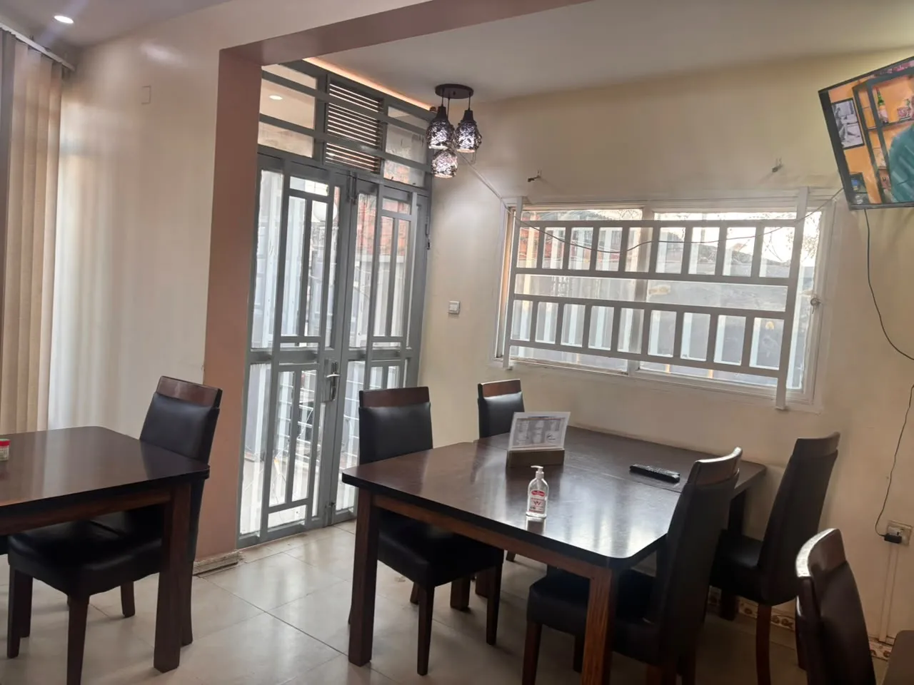 Plat et salle du restaurant congolais