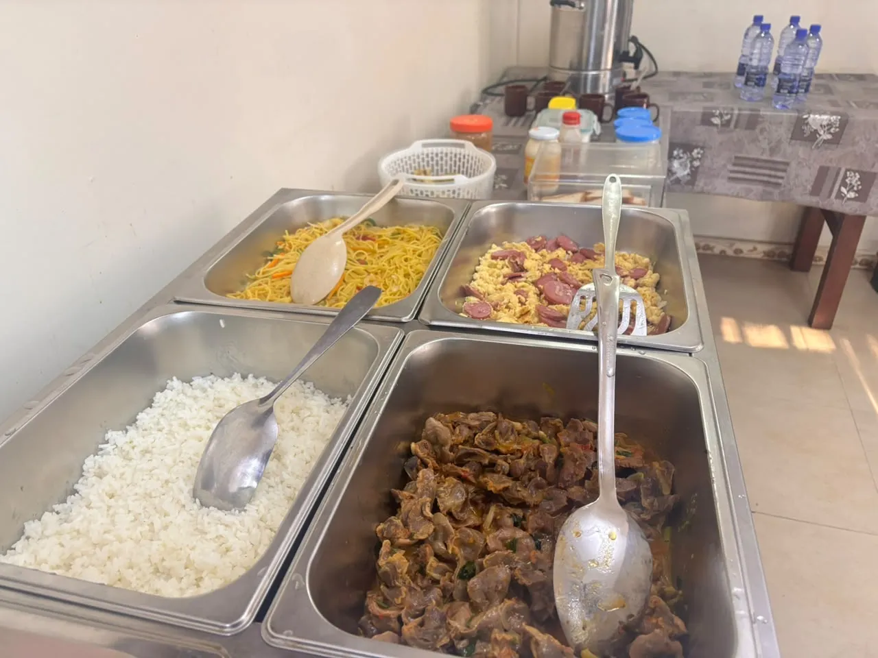 Buffet du restaurant de l'Anglicane Guest House — photo 4