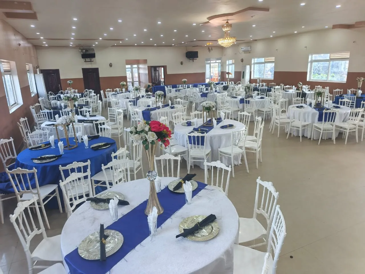 Salle Polyvalente Anglicane dressée pour une cérémonie